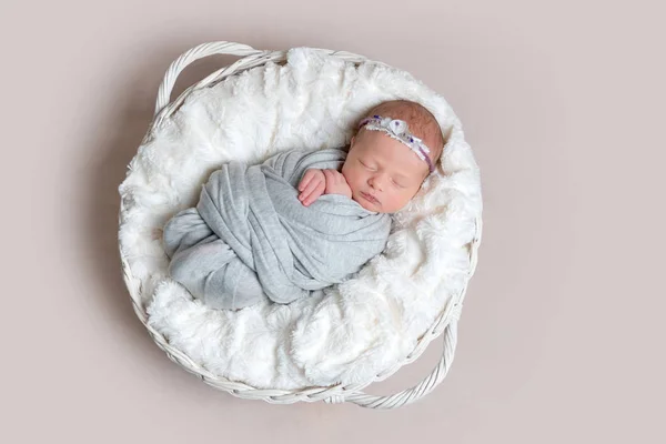 Pasgeboren meisje slaapt op witte deken, bovenaanzicht — Stockfoto