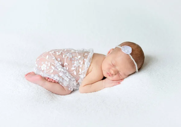 Neonato bambina dorme dal suo lato — Foto Stock