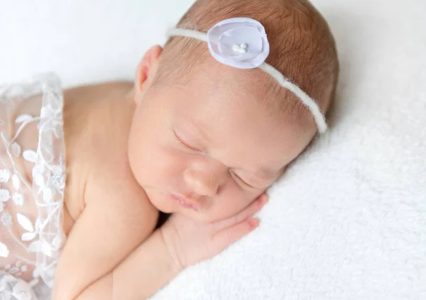 Novorozené dítě dívka spí na boku — Stock fotografie