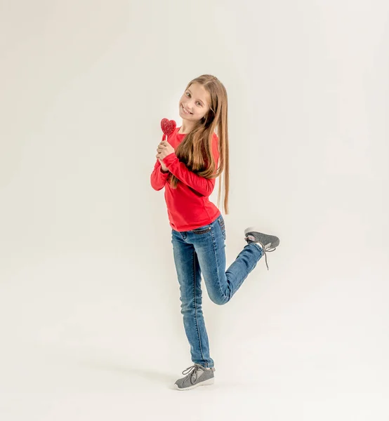 Adolescente con corazón en forma de piruletas —  Fotos de Stock