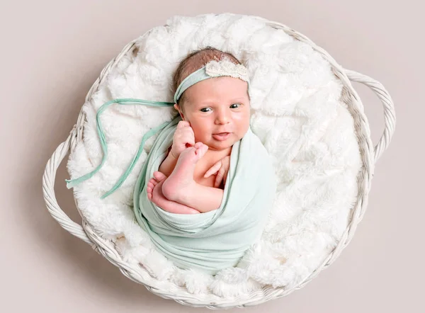 Küçük gülümseyen bebek sepeti, üstten görünüm — Stok fotoğraf