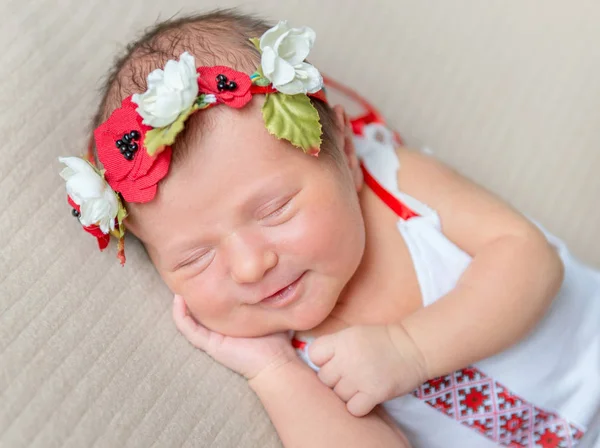 Ukrainain ulusal kostüm yeni doğan kız gülümseyerek — Stok fotoğraf