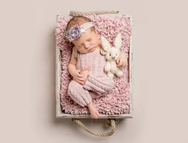 Muhteşem yeni doğan bebek uyku, en iyi görünümü — Stok fotoğraf