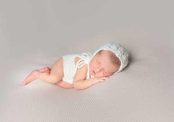 Ein entzückendes schlafendes neugeborenes Mädchen — Stockfoto