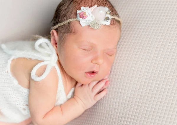 Uyku yeni doğan bebek kız portresi — Stok fotoğraf
