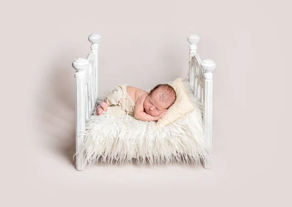 Schönes Neugeborenes auf kleiner Krippe — Stockfoto