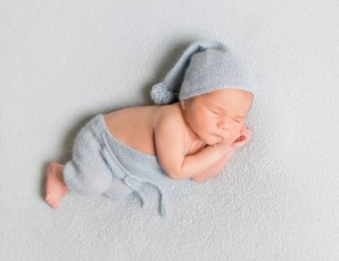 Beyaz battaniye var erkek bebek kıvrılmış