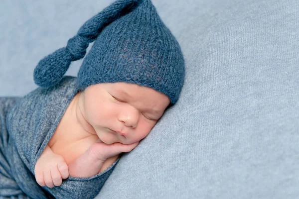 Newborn baby boy sleeps peacfully — Stock Photo, Image