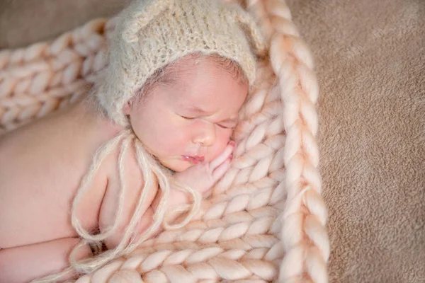 Newborn baby sleeps on his tummy. — Stock Photo, Image