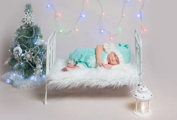 Niño recién nacido durmiendo en una cuna pequeña —  Fotos de Stock