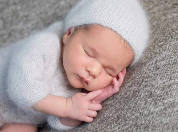 Porträt eines schlafenden neugeborenen Jungen — Stockfoto