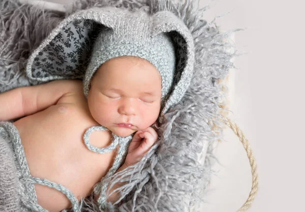 Bebé niño en traje de conejo durmiendo . —  Fotos de Stock