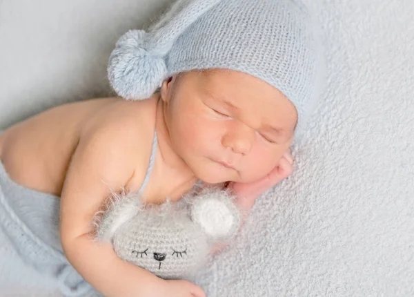 Portret van baby jongetje slapen — Stockfoto