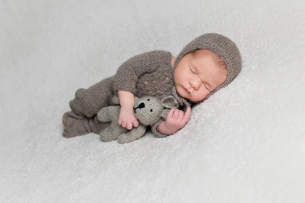 Precioso niño recién nacido en ropa marrón . — Foto de Stock