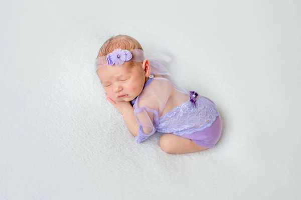 Kleines Mädchen mit ihrer süßen neugeborenen schlafenden Schwester — Stockfoto