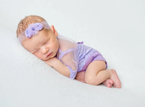 Hermosa niña recién nacida durmiendo — Foto de Stock