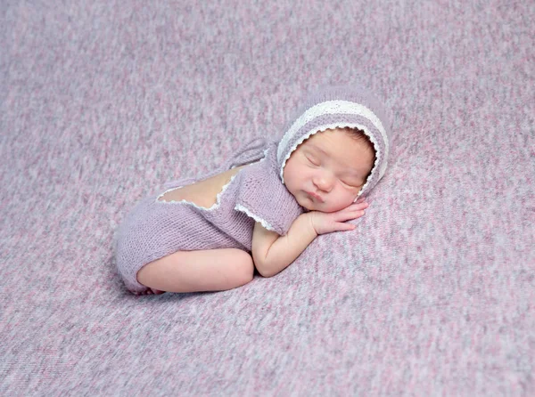 Спящий новорожденный — стоковое фото