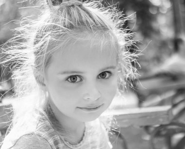 siyah beyaz küçük kız portresi