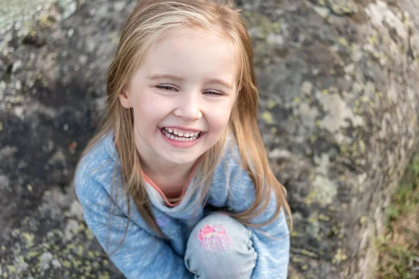 Retrato de menina pequena feliz — Fotografia de Stock