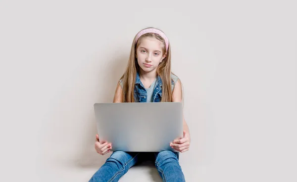 Bambina che utilizza il computer portatile — Foto Stock