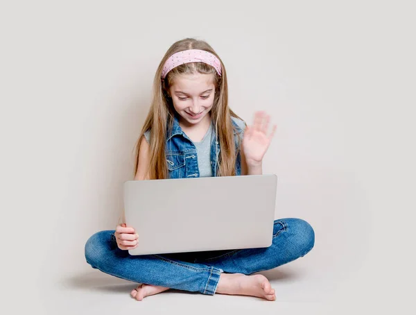 Menina conversando via chat de vídeo — Fotografia de Stock