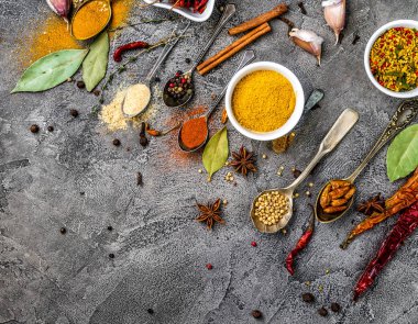 Baharat beyaz ahşap zemin üzerinde