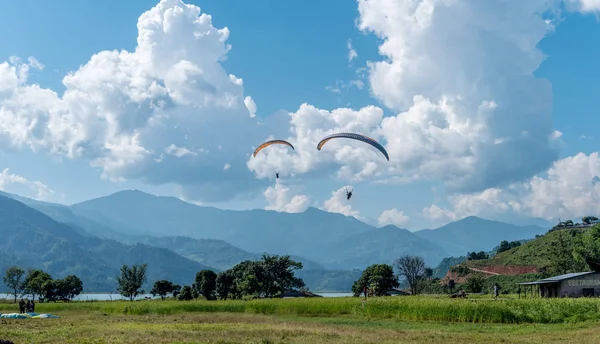 Посадки з парашутом після в Непалі політ на параплані — стокове фото