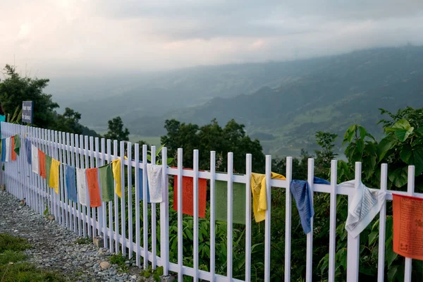 Weltfriedenspagode auf einem Ananda-Hügel in Pokhara — Stockfoto
