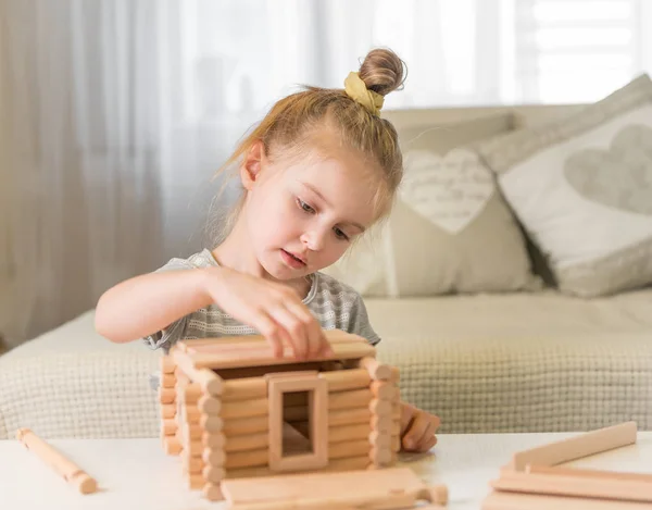 Retrato de menina com modelo de casa . — Fotografia de Stock