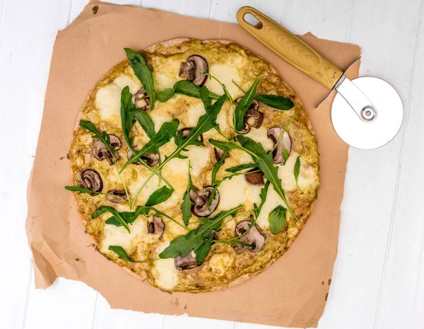Pizza casera con champiñones y rúcula. vista superior — Foto de Stock
