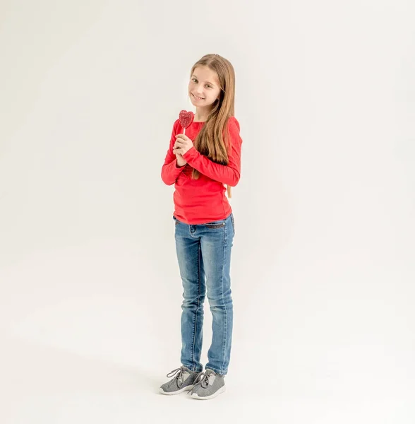 Szív alakú nyalókák tizenéves lány — Stock Fotó