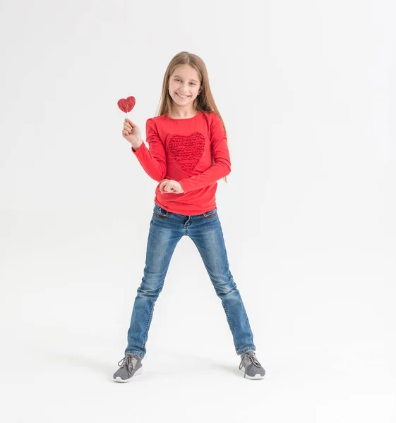 Kalp şeklinde lolipop ile genç kız — Stok fotoğraf