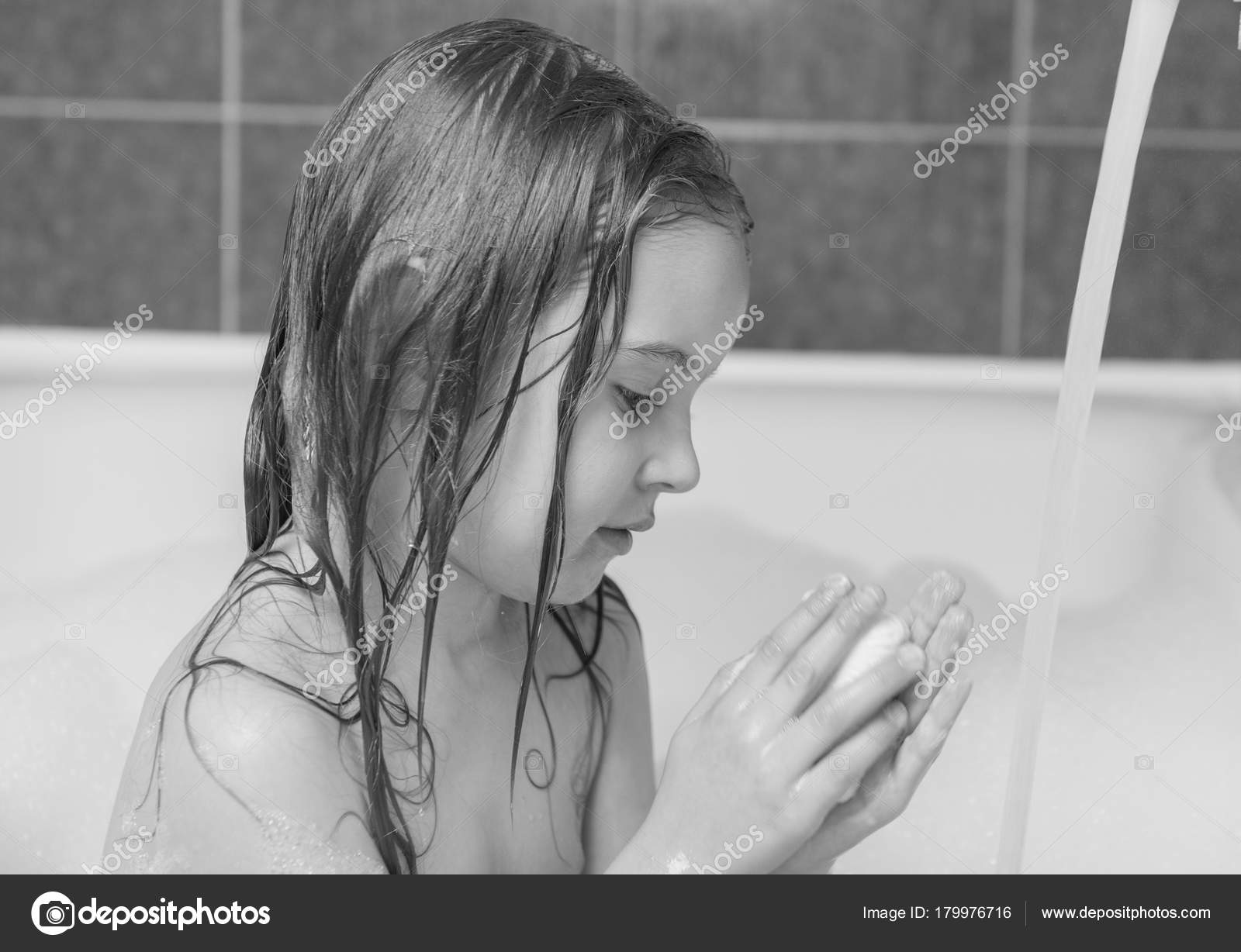 Одинокая скучающая девушка дрочит клитор в ванной