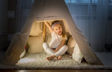 Küçük kız odasında teepee çadırda
