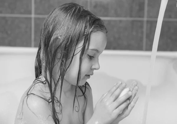 목욕에서 재생 하는 어린 소녀 — 스톡 사진