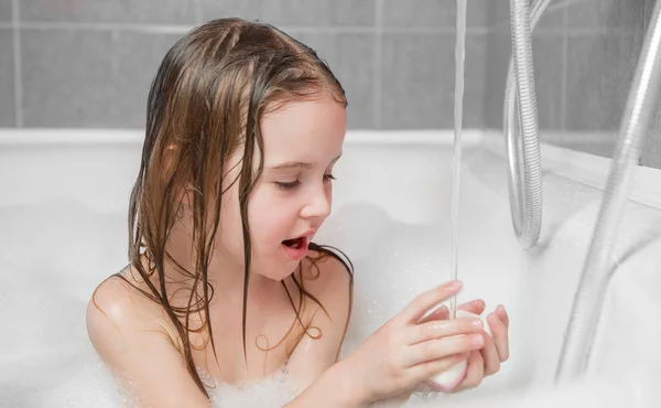 목욕에서 재생 하는 어린 소녀 — 스톡 사진