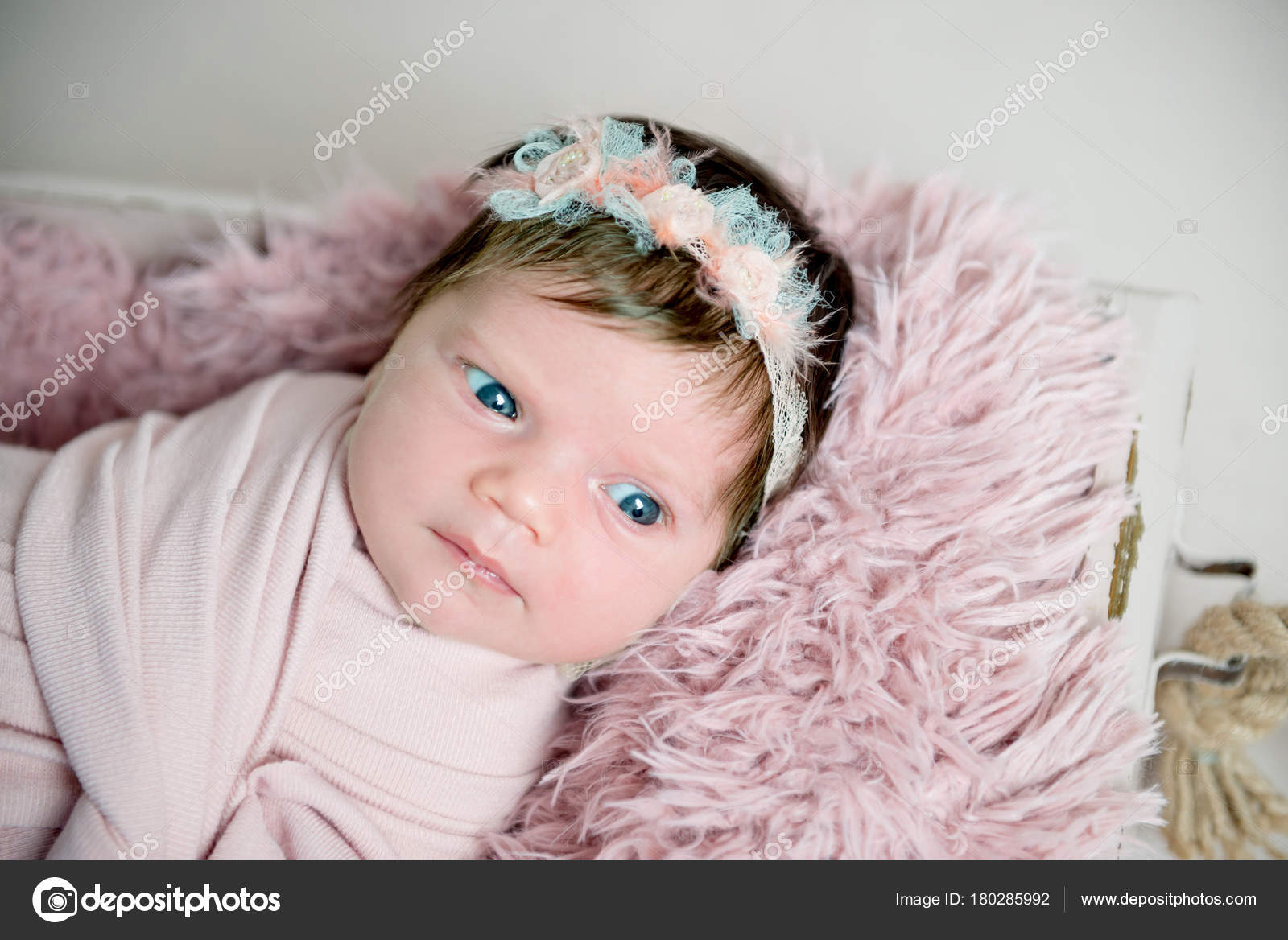 Belle Bebe Fille Nouveau Ne Avec Couronne Image Libre De Droit Par Tan4ikk C