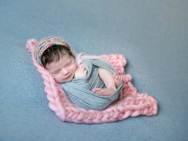 Porträtt av söt leende baby — Stockfoto