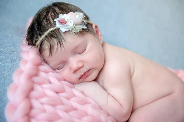 Tender newborn sleeping with wreath on head — Stock Photo, Image