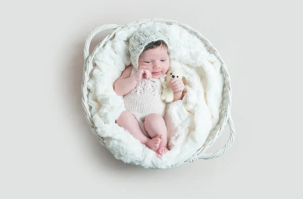 Újszülött baba alszik fonott kosár — Stock Fotó