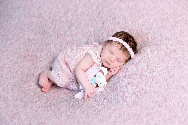 Linda menina recém-nascida no vestido dormindo — Fotografia de Stock