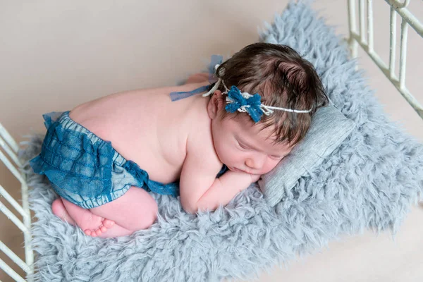 Nyfödd flicka sleepin på spjälsängen — Stockfoto