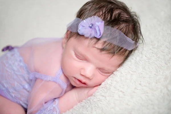 Mor dantel kıyafeti bebek bebek kız — Stok fotoğraf