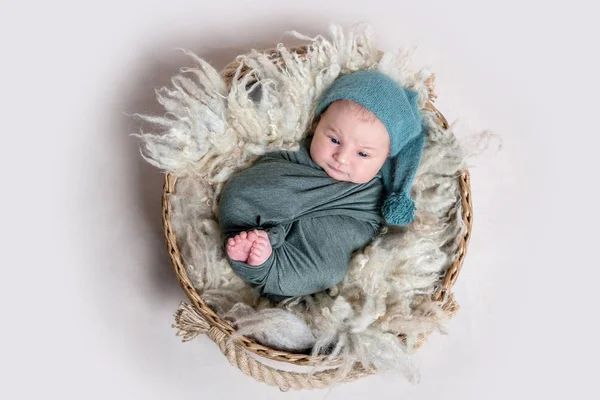 Enfant nouveau-né en emballage gris couché sur le panier — Photo