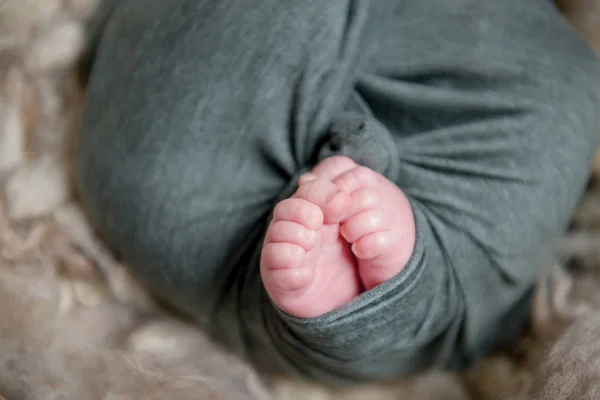 Små baby fötter av en nyfödd baby — Stockfoto