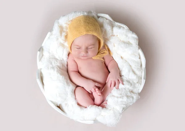 Baby schläft im Ei — Stockfoto