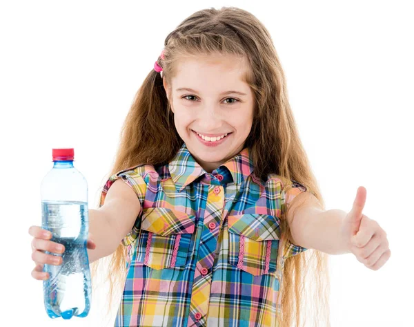 Ragazzina con bottiglia d'acqua mostrando segno ok — Foto Stock