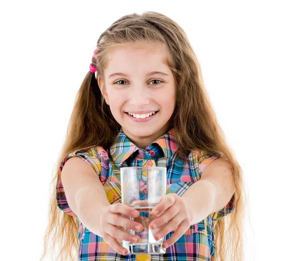 Bir bardak su onun önünde tutan şirin kız — Stok fotoğraf