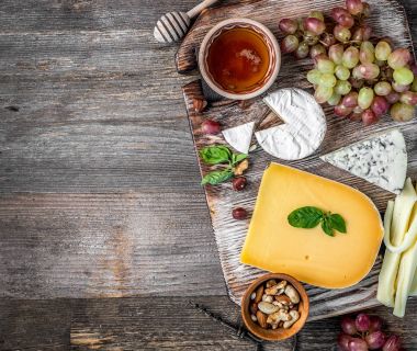 Şarap, fındık ve bal ile servis edilen peynir tabağı