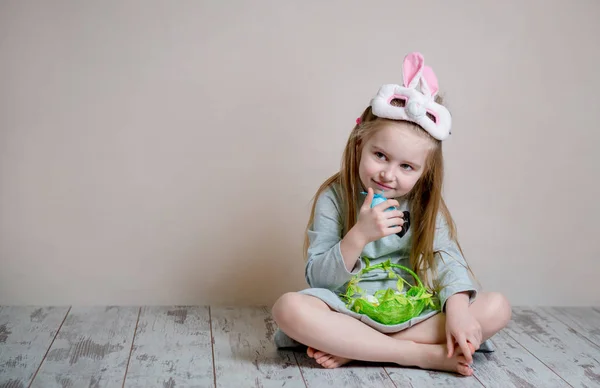 Kislány húsvéti nyuszi jelmez — Stock Fotó